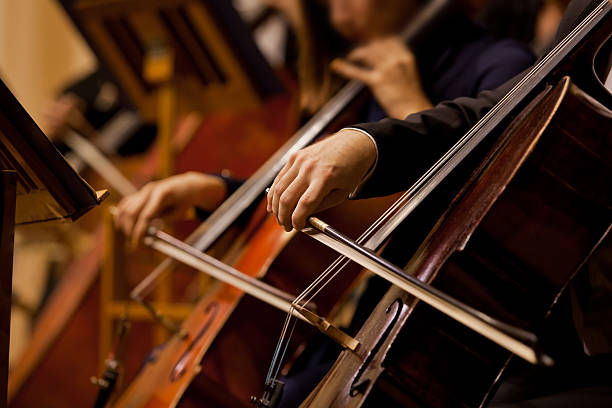 mani di un uomo che suona il violoncello - concerto classico foto e immagini stock