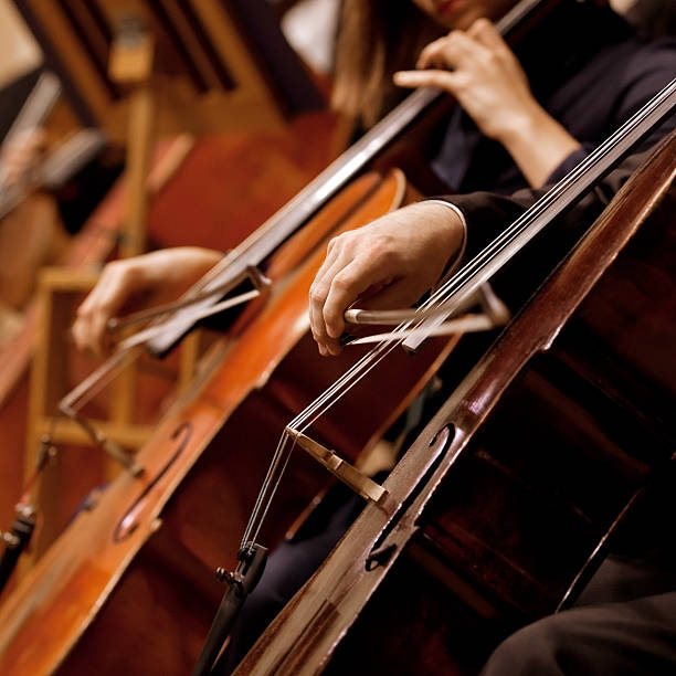 mani di un uomo che suona il violoncello - musical instrument violin sheet music music foto e immagini stock