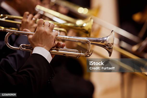 Tubos En Manos De Los Músicos Foto de stock y más banco de imágenes de Trompeta - Trompeta, Orquesta, Grupo de interpretación musical