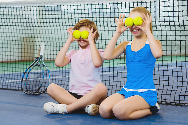 enfants s'amusant et jouant sur le cour de tennis - indoor tennis photos photos et images de collection