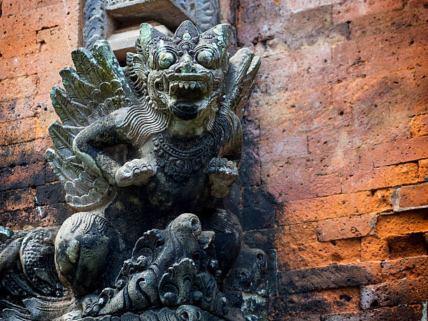 mitologia balinese demone statua in ubud, bali, indonesia - rangda foto e immagini stock