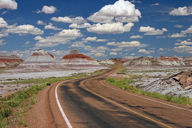 teepee formazioni rocciose del parco nazionale del deserto dipinto - holbrook foto e immagini stock