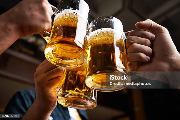 Photo libre de droit de Toast De Bière banque d'images et plus d'images libres de droit de Bière - Bière, Trinquer, Alcool