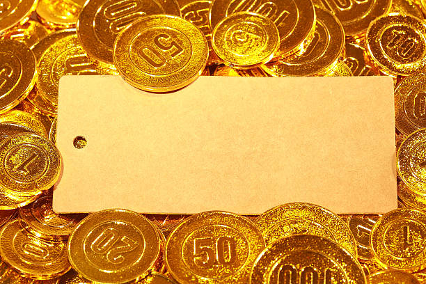 papel e cartão kraft branqueados postal em moedas de ouro velho - capital letter flash imagens e fotografias de stock