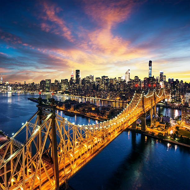 cidade de nova york ao pôr do sol sobre manhattan e ponte de queensboro - queensborough bridge imagens e fotografias de stock