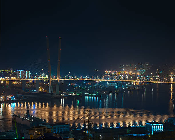 blick auf brücken über die golden horn (zolotoy rog) bay. - ostrog stock-fotos und bilder