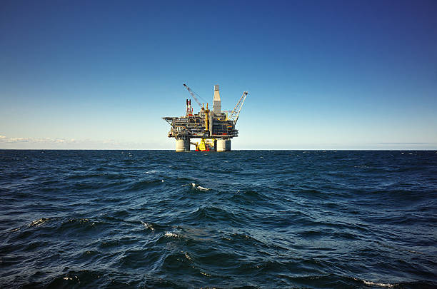 plataforma petrolífera al mar - oil industry drill tower place of work fotografías e imágenes de stock