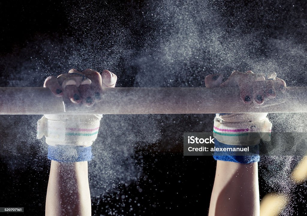 Mains de gymnastique avec la craie sur bars - Photo de Gymnastique sportive libre de droits