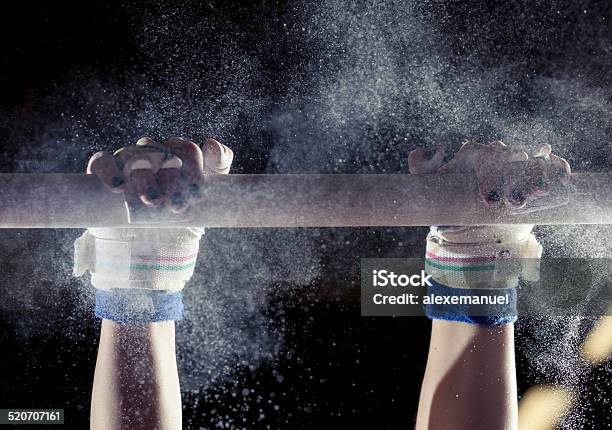 Photo libre de droit de Mains De Gymnastique Avec La Craie Sur Bars banque d'images et plus d'images libres de droit de Gymnastique sportive - Gymnastique sportive, Craie - Matériel de sport, Barres horizontales