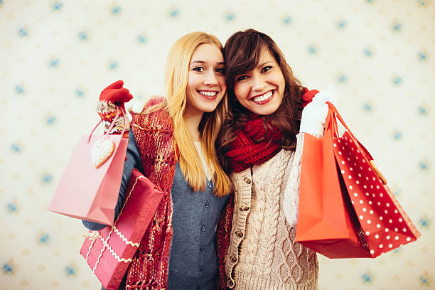 giovane donna con borse della spesa - domestic cat bag shopping gift foto e immagini stock