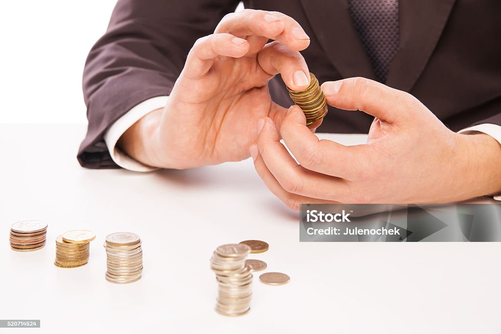 남성 사업가 걸기 동전 위의 쌓다 에서 탁삭용 금융에 대한 스톡 사진 및 기타 이미지 - 금융, 기업 재무와 산업, 남자 ...