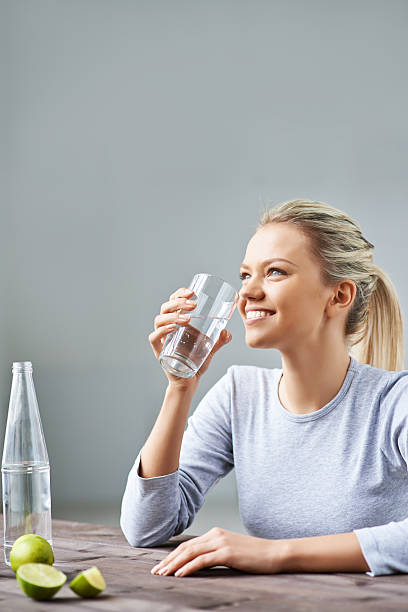 heureuse femme en bonne santé - water women glass healthy eating photos et images de collection