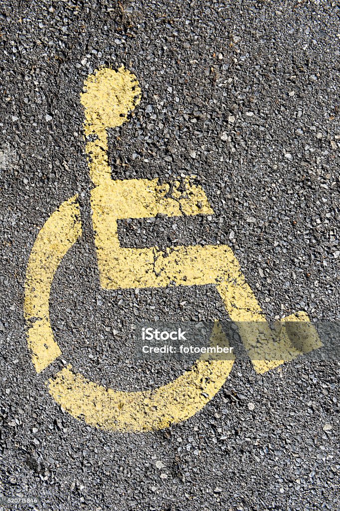 Señal de espacio de estacionamiento reservados para personas con discapacidades - Foto de stock de Accesibilidad libre de derechos