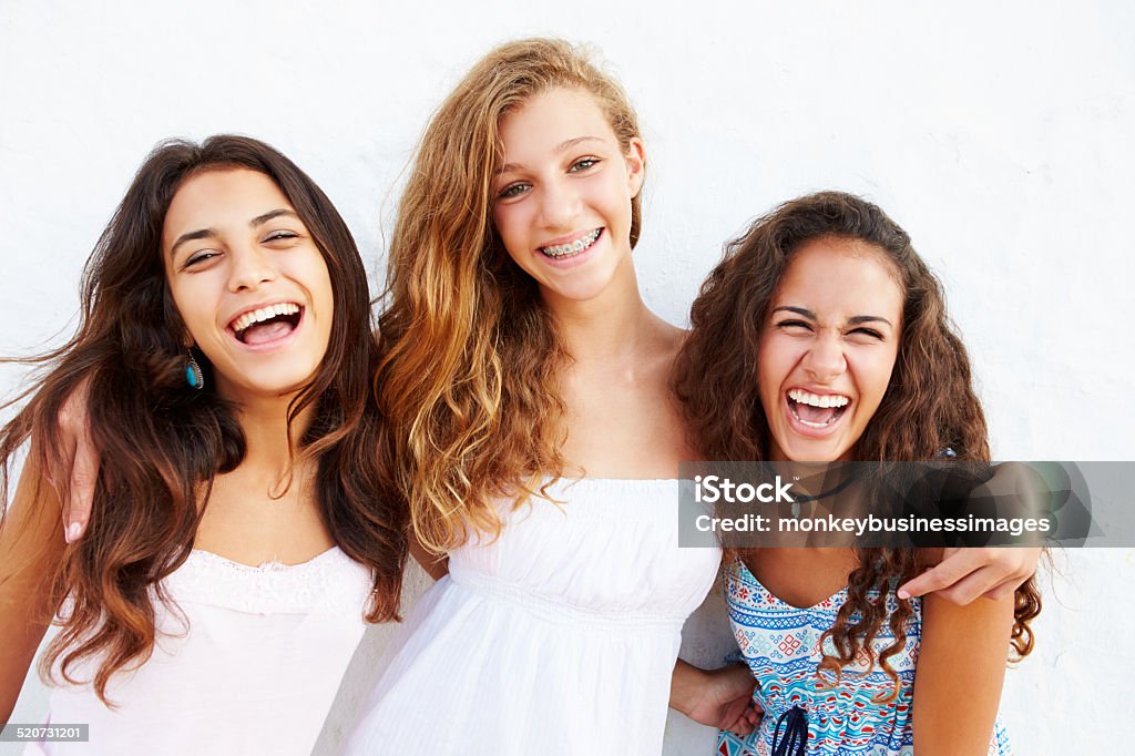 Porträt von drei Teenager-Mädchen gelehnt Wand abprallen - Lizenzfrei Zahnspange Stock-Foto
