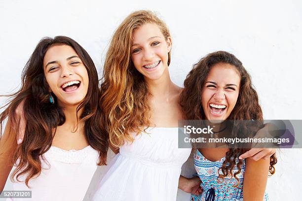 Porträt Von Drei Teenagermädchen Gelehnt Wand Abprallen Stockfoto und mehr Bilder von Zahnspange