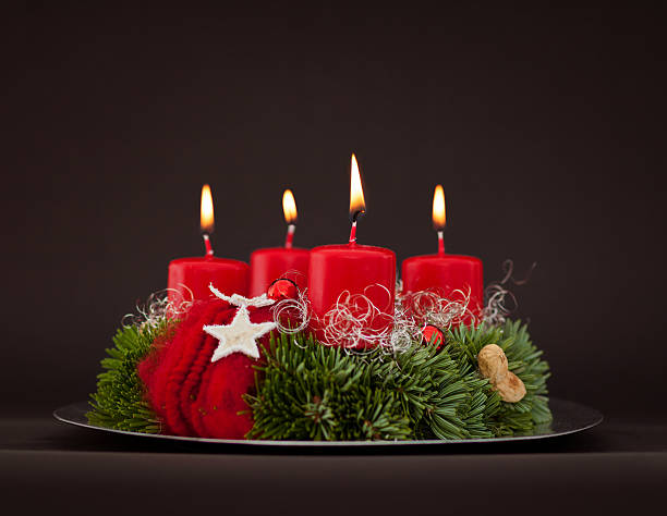 Advent wreath with fir branches on plate - Adventskranz Advent wreath with fir branches - Christmas decoration advent candle wreath adventskranz stock pictures, royalty-free photos & images