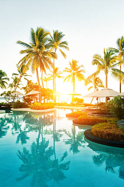 complejo turístico tropical de la piscina al atardecer - hawaii islands fotografías e imágenes de stock