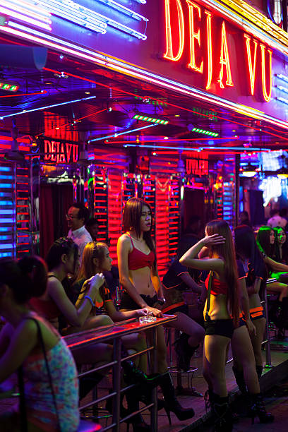 jeune fille au bar thaïlandais soi cowboy - gogo bar photos et images de collection