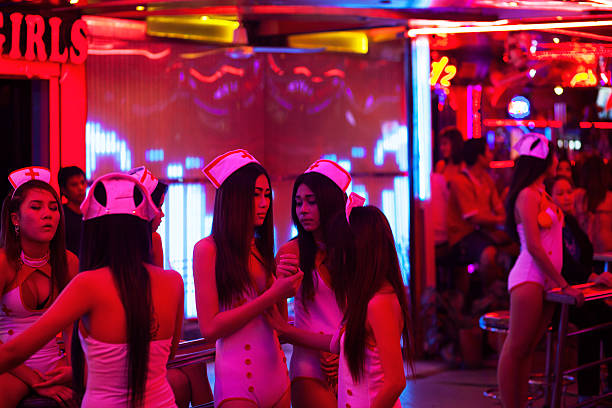 bar thaïlandais des jeunes filles habillées comme des infirmières - gogo bar photos et images de collection