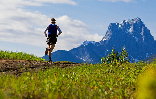 mountain trail runner - running jogging footpath cross country running - fotografias e filmes do acervo