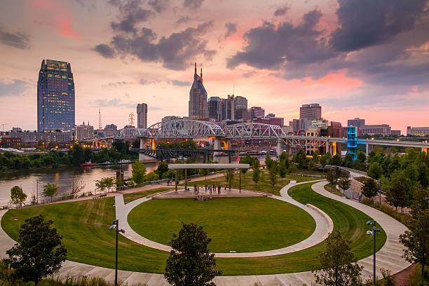 nashville, tennessee horizonte do centro da cidade ao crepúsculo - shelby - fotografias e filmes do acervo