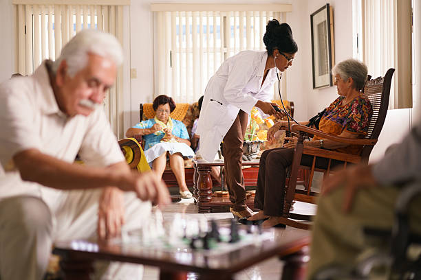 hospicjum lekarz pomiaru ciśnienia krwi na starsza kobieta - senior adult family hospital visit zdjęcia i obrazy z banku zdjęć