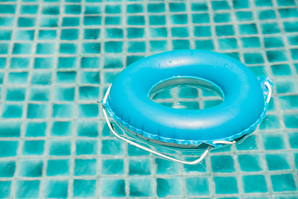 blu anello galleggianti in acqua blu con onde che riflettono swimpool - swimming pool toy inflatable ring float foto e immagini stock