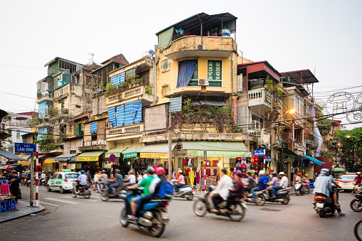 Animada calle en la esquina de la vieja ciudad de Hanoi, Vietnam photo