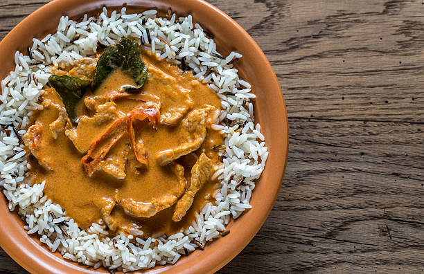 panang com caril tailandês com uma mistura de branco e arroz selvagem - panang curry imagens e fotografias de stock