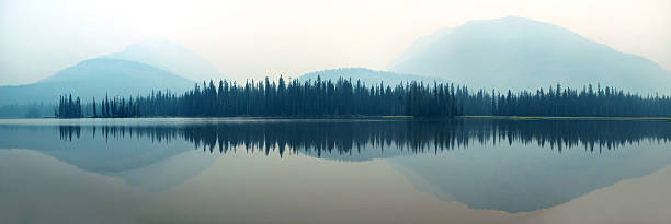 foggy mountain lake - mountain mist fog lake - fotografias e filmes do acervo