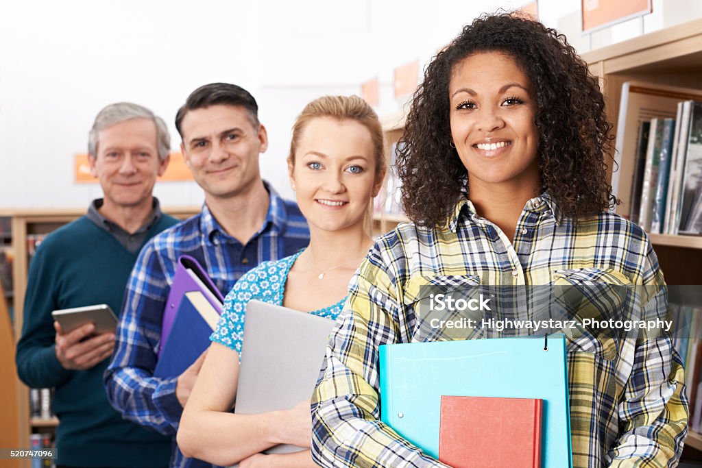 Eine Gruppe von ältere Schüler studieren In der Bibliothek - Lizenzfrei Älterer Student Stock-Foto