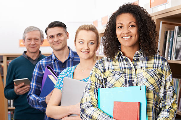 eine gruppe von ältere schüler studieren in der bibliothek - mature student stock-fotos und bilder