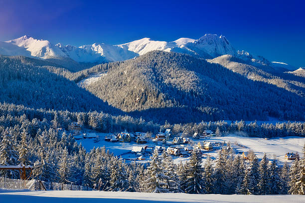 matin d'hiver vue sur les monts de tatra - poland mountain tatra mountains giewont photos et images de collection