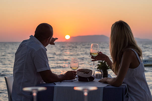 istock Couple at sea restaurant at sunset 520752655