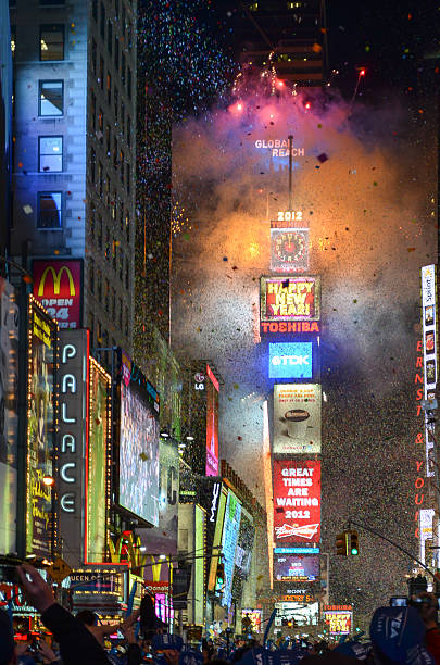новогодний вечер ball drop времени площадь - us 2012 стоковые фото и изображения