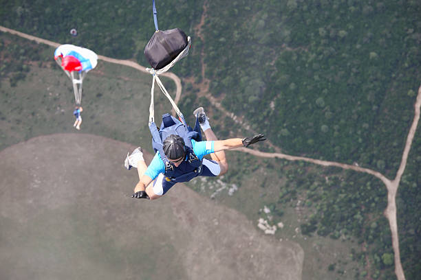 parachutist abre um pára-quedas - parachuting open parachute opening imagens e fotografias de stock