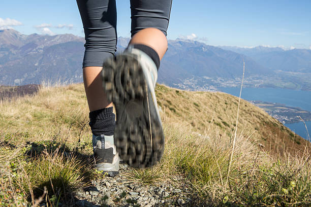 hiking ноги на вершине горы — номер с видом на озеро - action women beginnings autumn стоковые фото и изображения