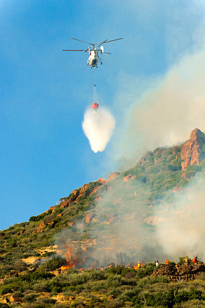 helicóptero de extinción de incendios - 32t ka - natural disaster fire office fire department fotografías e imágenes de stock