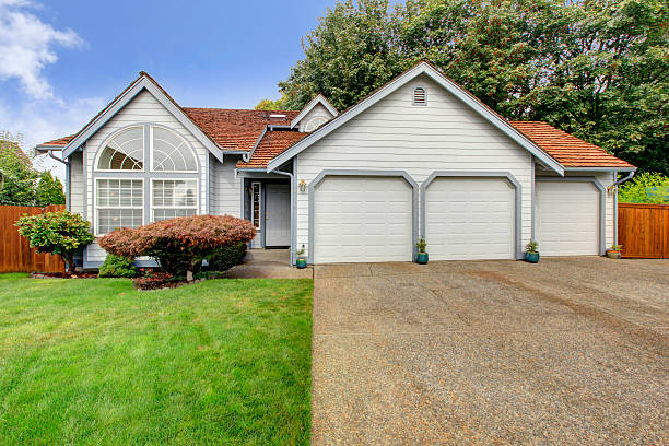 istock House with large arch window and three car garage 520758099
