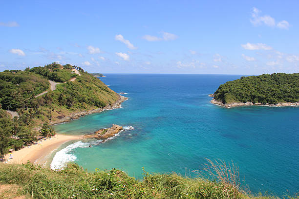 красивый вид на море и пляж в таиланде на острове пхукет - phuket province стоковые фото и изображения