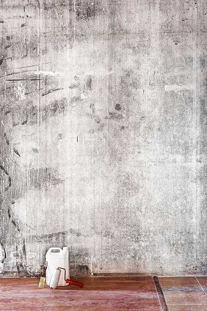 istock Old concrete wall in repairing room with tools 520766952