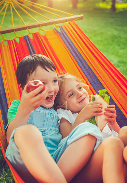 chłopiec i dziewczynka w lato - apple eating healthy eating friendship zdjęcia i obrazy z banku zdjęć