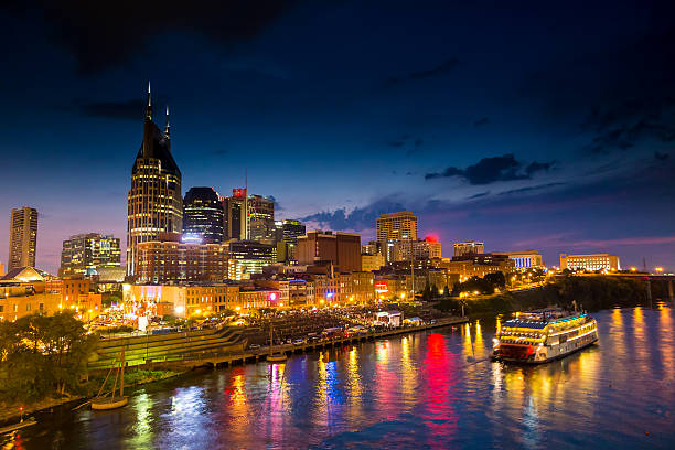 nashville, tennessee, centro de la ciudad de horizonte en el crepúsculo - nashville tennessee downtown district city fotografías e imágenes de stock