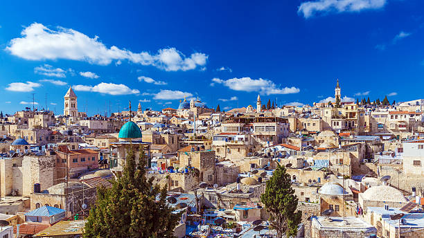 tetti della città vecchia e chiesa di santo sepolcro a gerusalemme dome, - spirituality christianity jerusalem east foto e immagini stock