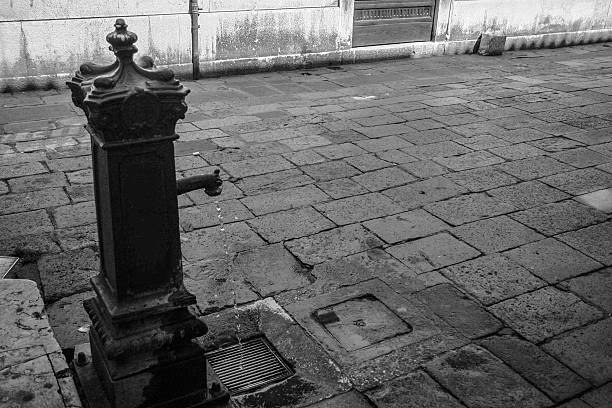 istock Venice Street Fountain 520773349