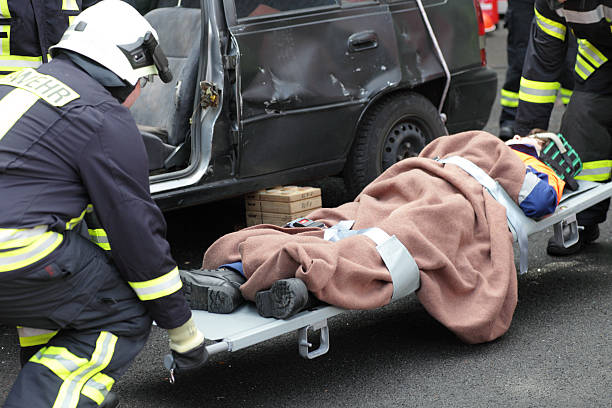 awaria samochodu ofiara uratowane w ogień bojowników - rescue child carrying physical injury zdjęcia i obrazy z banku zdjęć