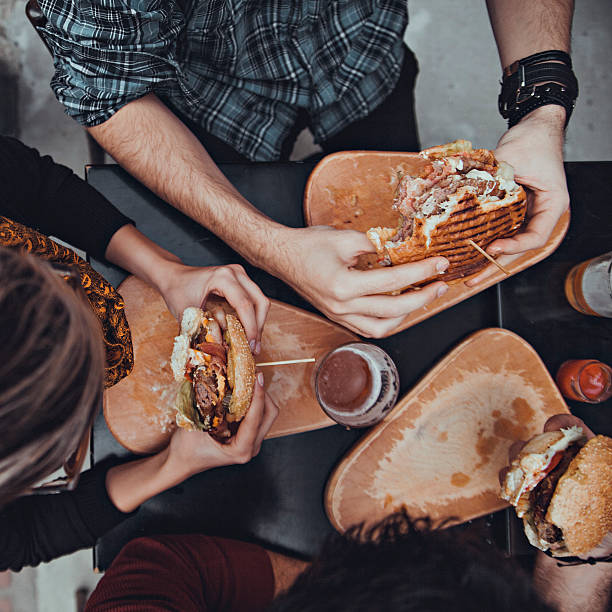 amigos no restaurante de fast food - beer hamburger american culture beef imagens e fotografias de stock