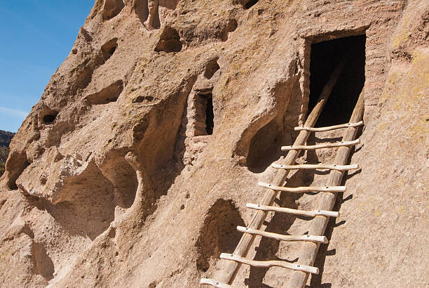 gruta de entrada e escada - jemez mountains imagens e fotografias de stock