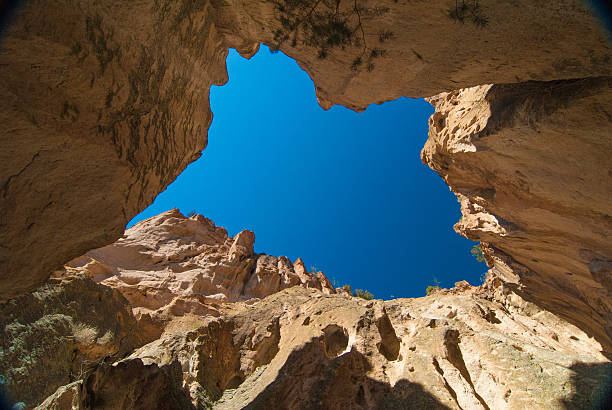 canyon und blauer himmel - bandelier national monument stock-fotos und bilder