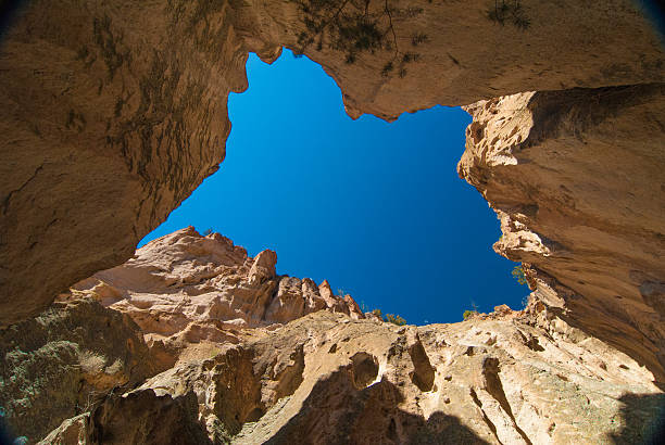 canyon e cielo blu - bandelier national monument foto e immagini stock